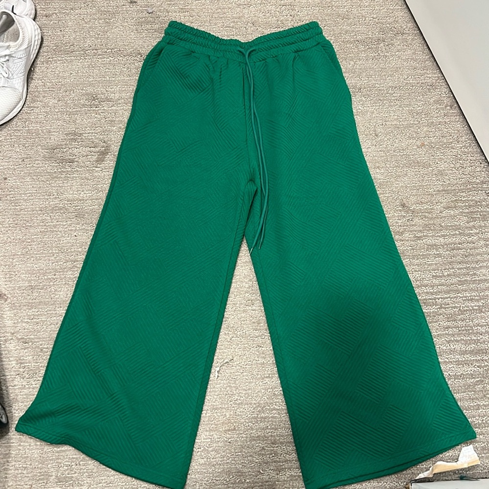 Comfortable Textured Lounge Set! Available in Green and Navy.